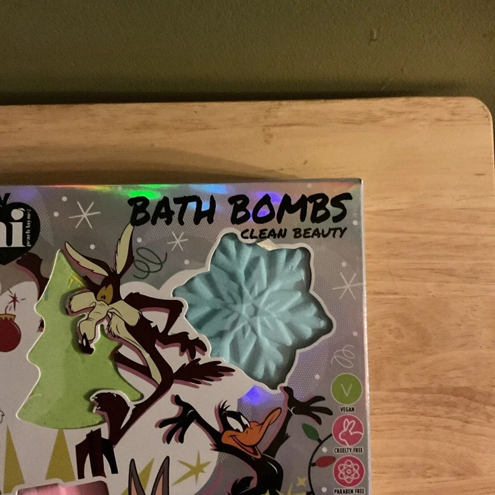Hi Peach Layne Looney Tunes 6 Pc Holiday Bath Bombs, New In Box‎